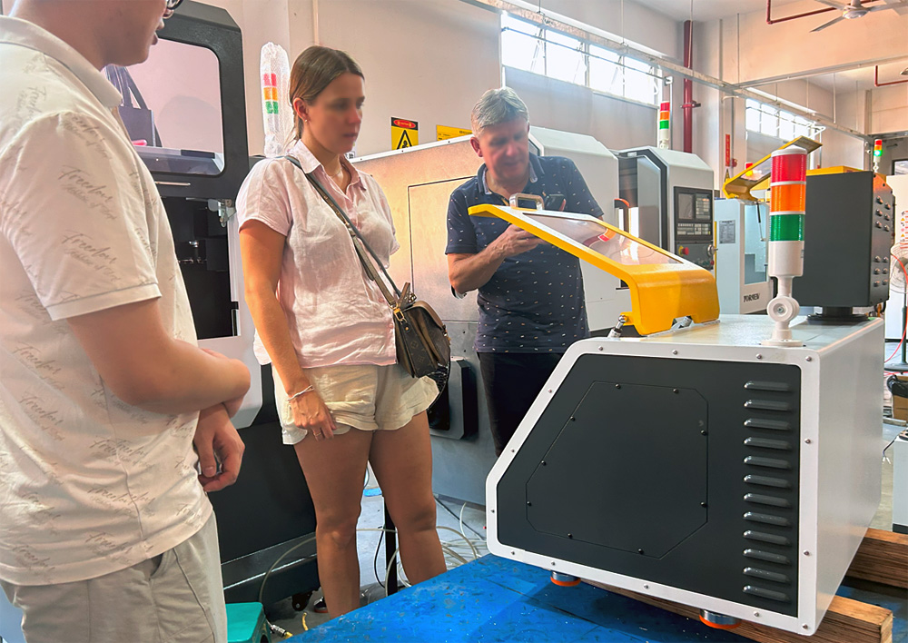 育菁裝備桌面級數控機床產車間